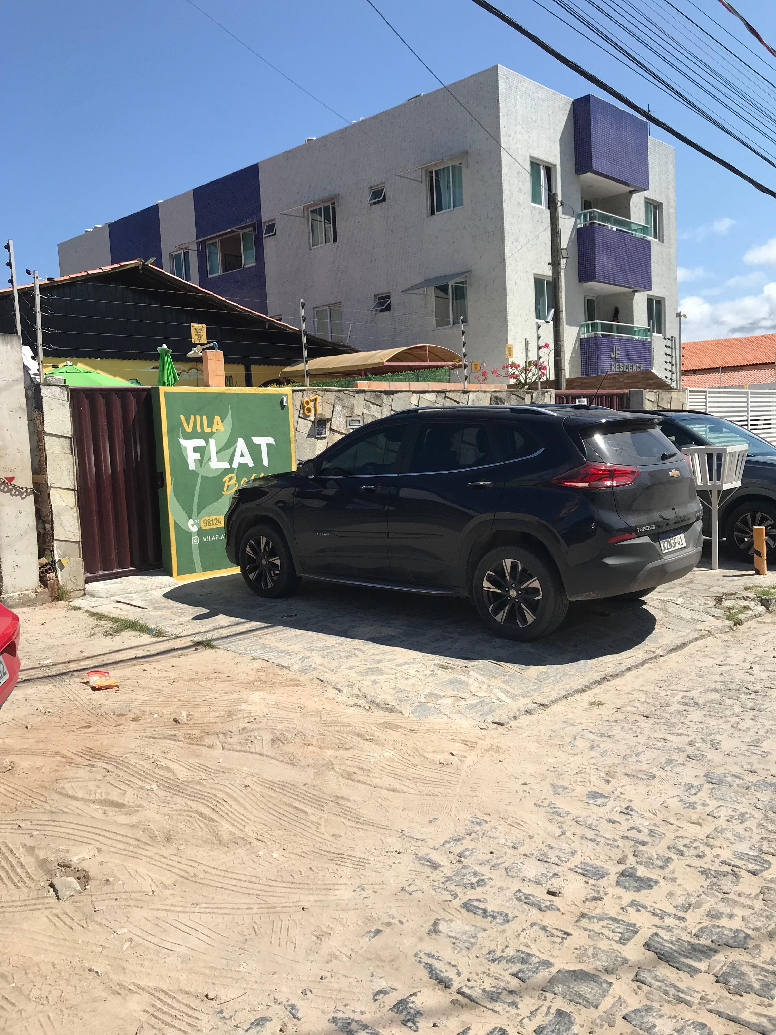 Estacionamento público em frente ao Vila Flat Bessa