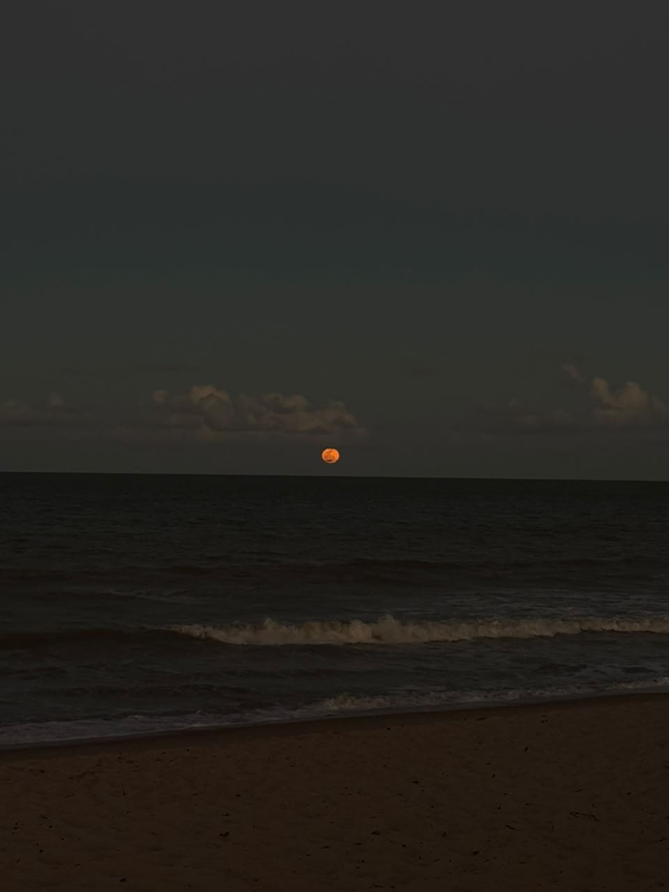 Nascer da lua na praia do Bessa João Pessoa